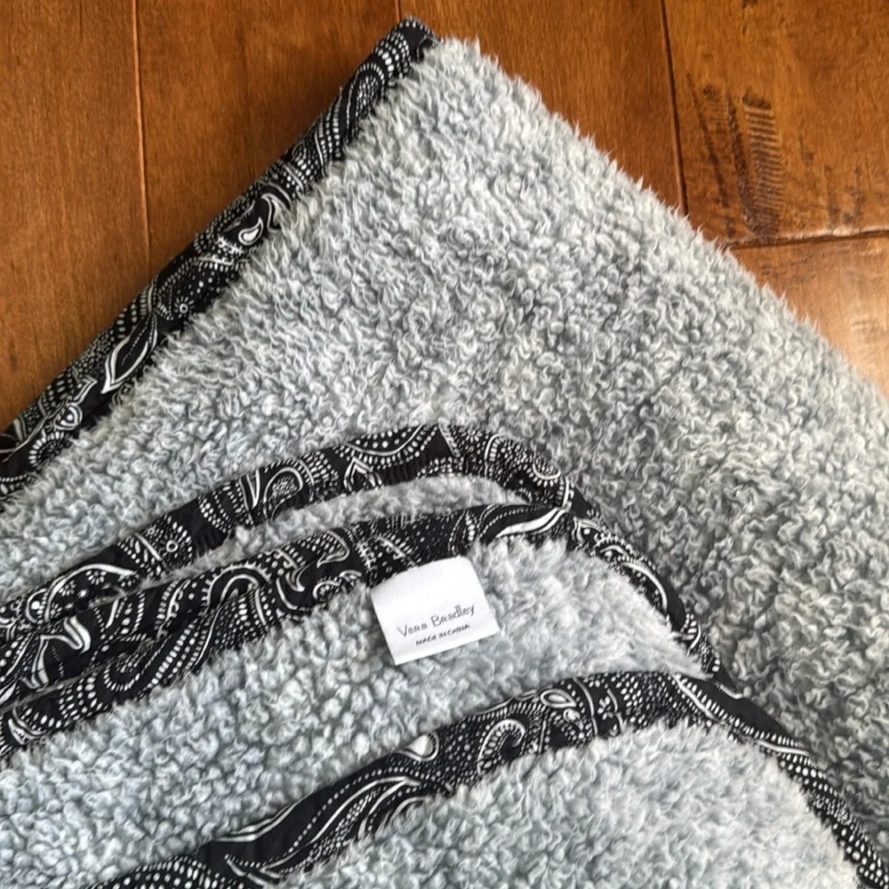Vera Bradley Plush Fleece Throw Blanket Paisley Piping Trim Grey & Black 52×90